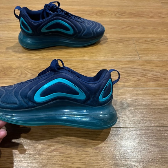 Nike Air Max 720 size 5y - Picture 3 of 9